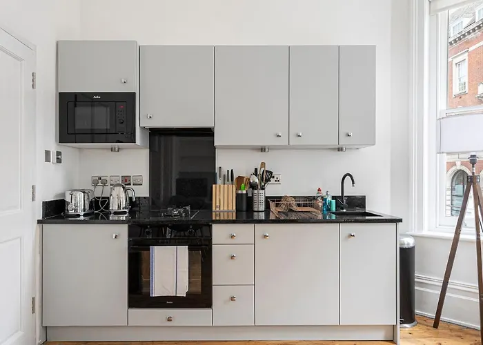 Chic Apartment Near Kensington Palace