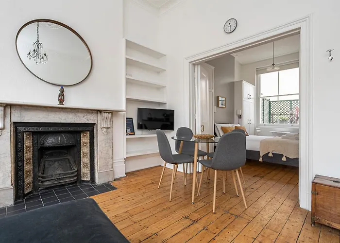 Chic Apartment Near Kensington Palace